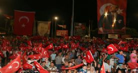 MERSİN’DE HALK MEYDANLARI BIRAKMIYOR