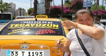 Taksisinin camına yazdırdığı yazı, görenleri ağlattı