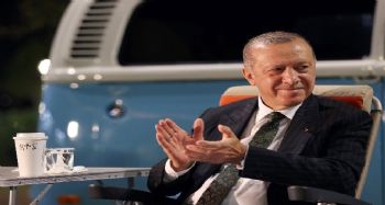 Cumhurbaşkanı Erdoğan, Mersin'de gençlere şarkı söyledi