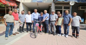 BAŞKAN TARHAN, ESKİ BAŞKANA BİSİKLET HEDİYE ETİ