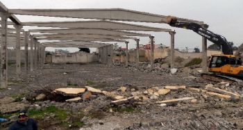 Mersin'de terk edilmiş fabrika binasının yıkımı yapıldı
