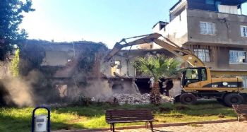 Akdeniz'de tehlike oluşturan binalar yıkılıyor