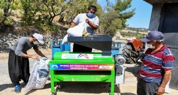 Mersin Büyükşehir Belediyesi'nden badem üreticilerine makine desteği
