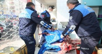 Mersin'de kilolarca kokmuş et, kıyma, peynir ve salça ele geçirildi