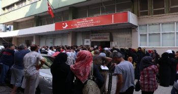 MERSİN’DE SURİYELİLER KİMLİK İÇİN YOĞUNLUK OLUŞTURDU