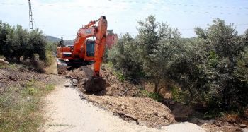 Akdeniz Belediyesinden, İhsaniye'de heyelandan çöken yolda yenileme çalışması