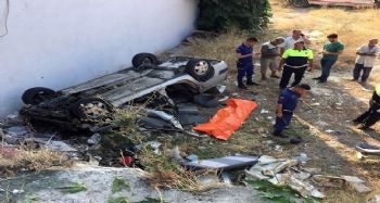 Otomobil önce yayaya sonra evin duvarına çarparak devrildi