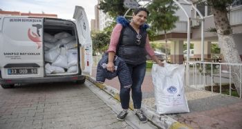 Mersin Büyükşehir Belediyesi, hayvanseverlere ayda 2 ton mama dağıtıyor