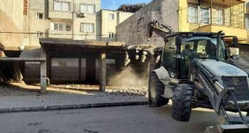 Akdeniz'de metruk binaların yıkımı sürüyor