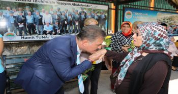 BAŞKAN TUNA’DAN ANNELERE 60 BİN ÇİÇEK