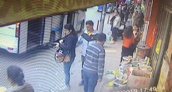 Herkesin gözü önünde kadının cebinden telefonu aldı