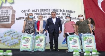 Büyükşehir Belediyesi, çiftçilere sera naylonu, sera ipi ve mikrobiyal gübre dağıttı