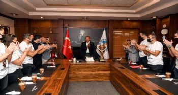 Şampiyon basketbolcular, kupa ve madalya sevincini Başkan Seçer ile paylaştı
