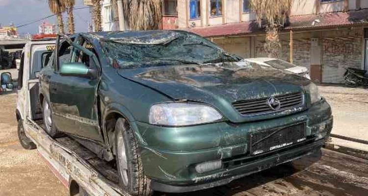 Su kanalında can pazarı... Otomobil kanala uçtu, herkes yardıma koştu