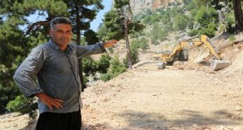 Erdemli'de yol genişletme çalışmaları sürüyor