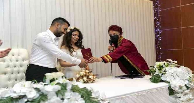 Mersin'de 'Sevgililer Günü'nde nikah yoğunluğu yaşandı