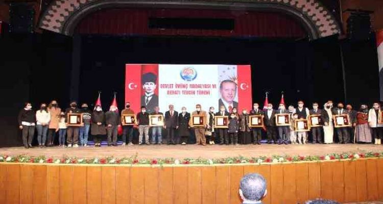 Mersin'de 3 şehit ailesi ile 8 gaziye ‘Devlet Övünç Madalyası' verildi