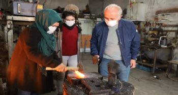 Başkan Gültak, ödüllü demirci ustası kadını atölyesinde ziyaret etti