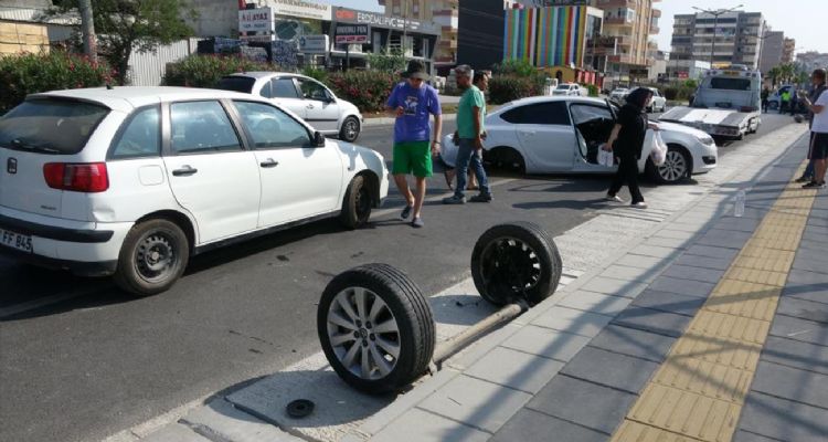 Çarpışan otomobillerden biri ters döndü, diğerinin iki tekeri gövdeden ayrıldı