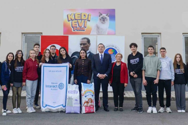 Lise öğrencilerinden Yenişehir Belediyesinin hayvan bakımevine mama bağışı