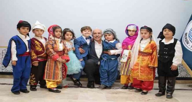 Minikler, rengarenk giysileriyle Başkan Gültak'ın günün aydınlattılar