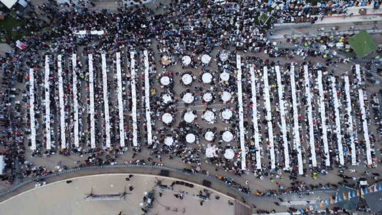 71 mahalleden kadınlar 71 kazanda yemek yaptı, binlerce kişiye ikram etti