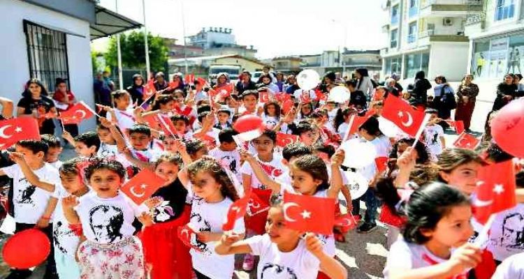 Minikler 23 Nisan coşkusunu sokaklara taşıdı