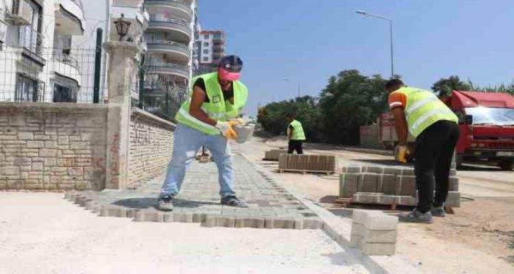 Toroslar'da yollar kilit parke ile yenileniyor