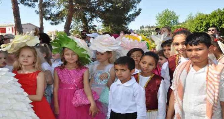 Silifke'de Türk, Rus ve Suriyeli çocuklar 23 Nisan coşkusunu birlikte yaşadı