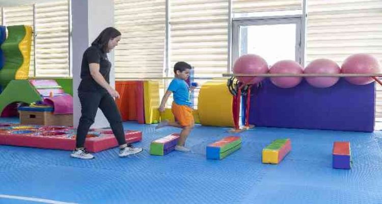 Engelleri, Engelsiz Yaşam Merkezi'nde aşıyorlar