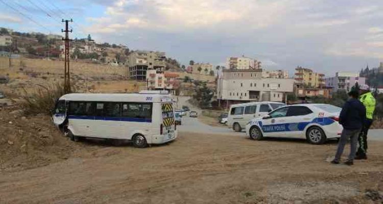 Freni boşalan öğrenci servisi toprak yığınına çarptı: 4 yaralı