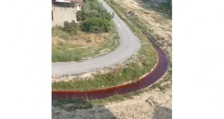 Mersin'de DSİ'ye ait kanaldaki su kırmızıya büründü