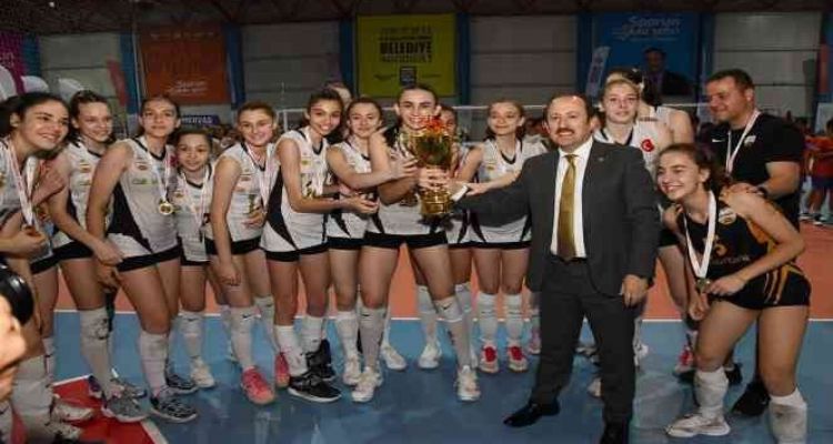 Vali Pehlivan, voleybolun şampiyonlarına ödüllerini verdi