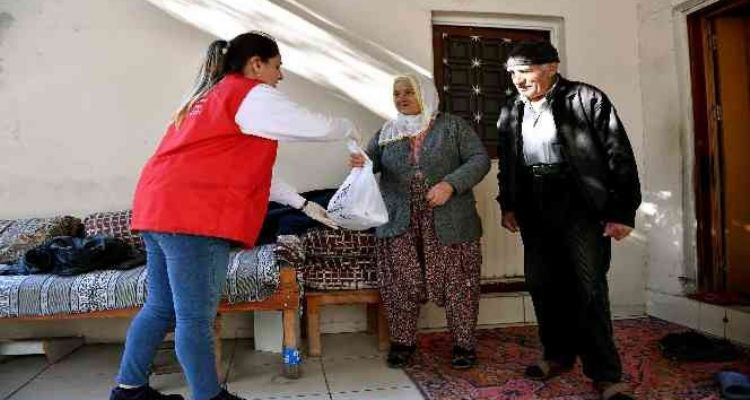 Mersin'de büyükşehir belediyesinden vatandaşa yemek desteği
