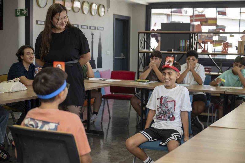 İngilizceyi oyunlarla öğreniyorlar: ‘Hello Mersin’ yaz programı sürüyor