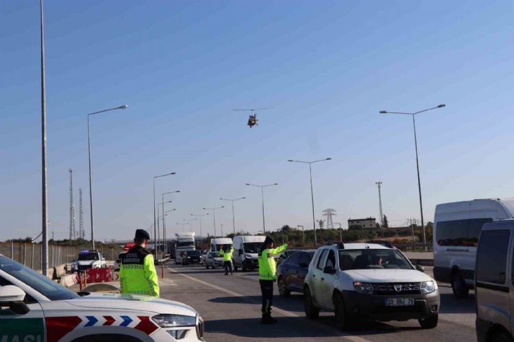 Jandarmanın havadaki gözü ‘cayrokopter’ ile otoyolda denetim