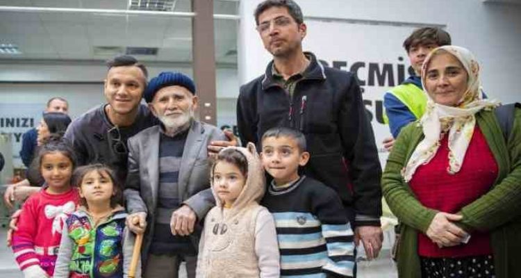 Josef De Souza Mersin'de depremzedeleri ziyaret etti