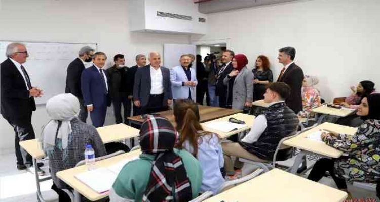 Akdeniz Belediyesi'nin eğitim desteği öğrencilerin hesaplarına yatırıldı