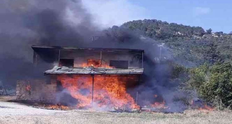 Metruk binadaki yüzlerce limon kasası yandı