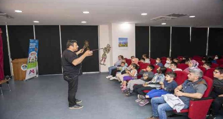 Özel çocuklar 'Karagöz ve Hacivat' ile güldü