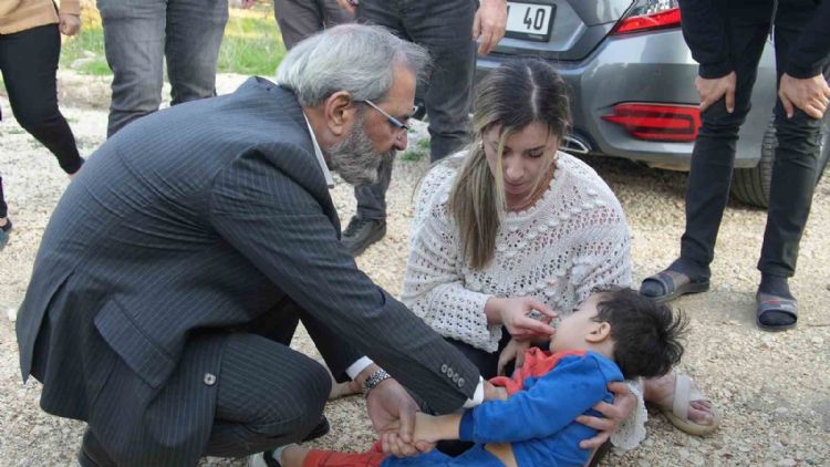 Doktor Başkan rahatsızlanan çocuğa müdahale etti