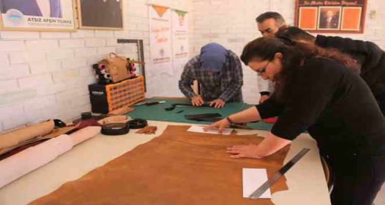 Toroslar Belediyesinin deri işletmeciliği kursu gelir kaynağı oldu