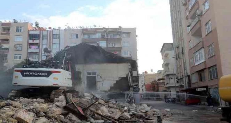 Mersin'de tehlike oluşturan 3 metruk bina yıkıldı