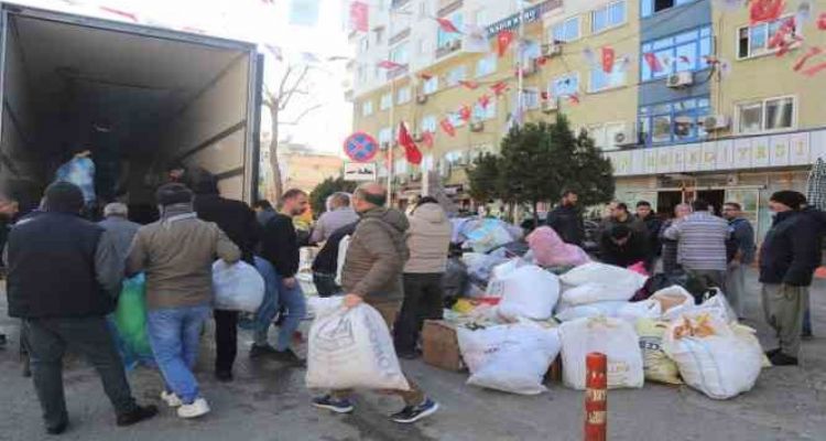 Toroslar Belediyesi, 3'üncü yardım tırını ve 5 transit aracı deprem bölgesine gönderdi