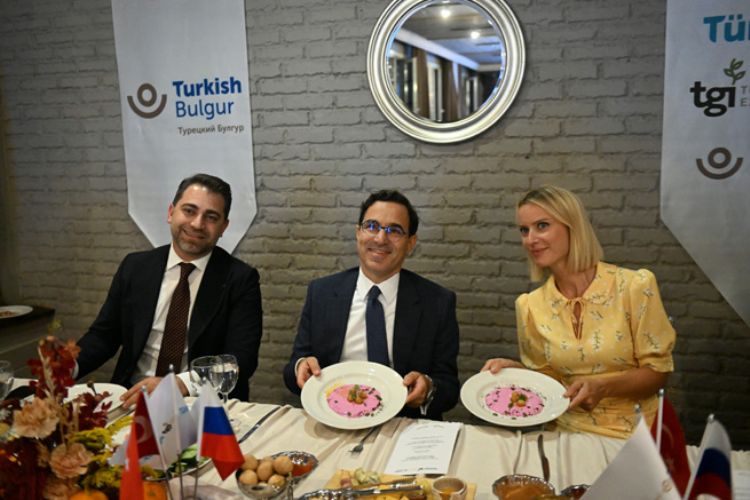 TÜRK BULGURU MOSKOVA’DA ÇİFTE ETKİNLİĞİN YILDIZI OLDU