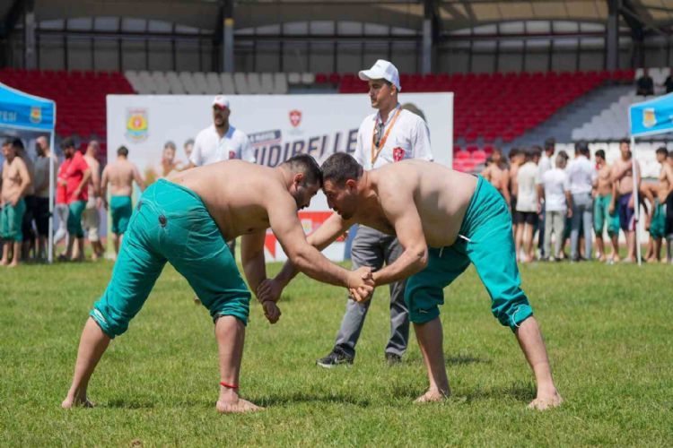 Karakucak Güreşleri 400 sporcunun katılımıyla gerçekleştirildi