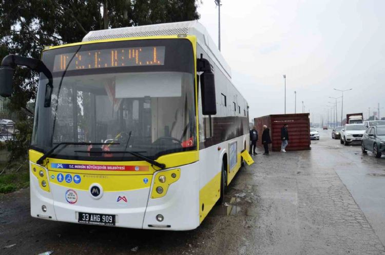 Mersin’de tırın üzerinden düşen konteyner belediye otobüsüne çarptı