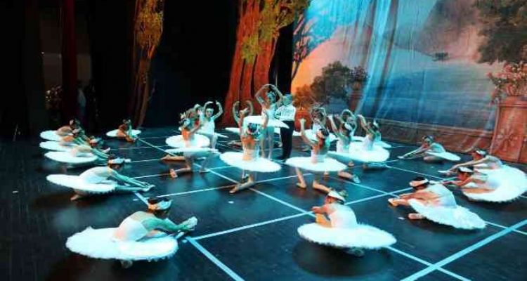 Mezitli Belediyesi Bale Okulu kursiyeri minikler, gösterileriyle büyüledi