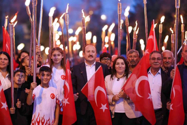 Cumhuriyetin 100. yılında Yörük çadırlarına Türk bayrakları ve meşalelerle yürüyüş yapıldı