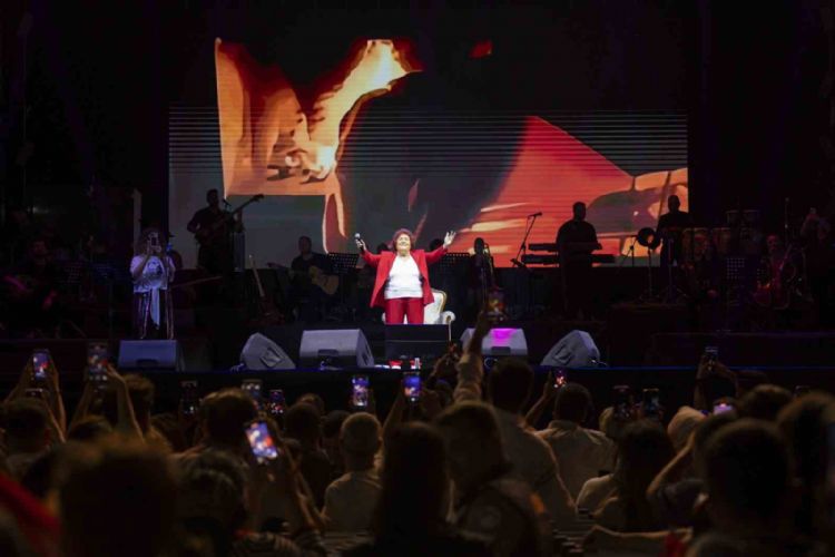  MÜZİĞİN YAŞAYAN EFSANESİ SELDA BAĞCAN İLE MERSİN’DE ‘CUMHURİYET’ COŞKUSU